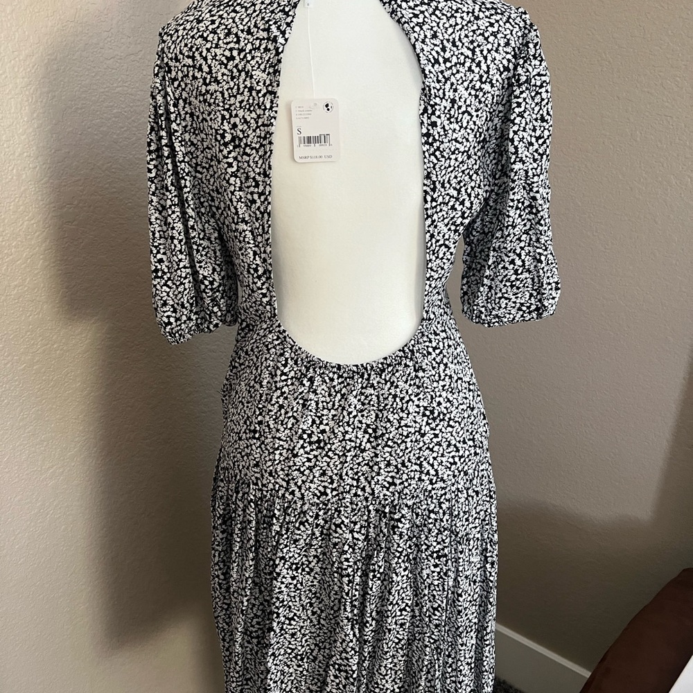 DANCING In The Dark Short Puff Sleeve Jewel Neck Open Back Detail Mini Dress Sm